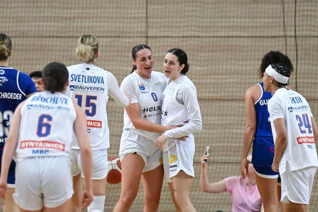 Nicole Brochlitz Lions, 6 , Sona Svetlikova Lions, 15 , Alexia Allesch Lions, 0 , Katelyn Shumate Lions, 14 , after counterattack, Syntainics MBC vs BC Pharmaserv Marburg, Basketball, Women, Bundesliga, Season 2025 26, 10 Matchday, 07 12 2025 Halle SWH Arena Sachsen Anhalt Germany