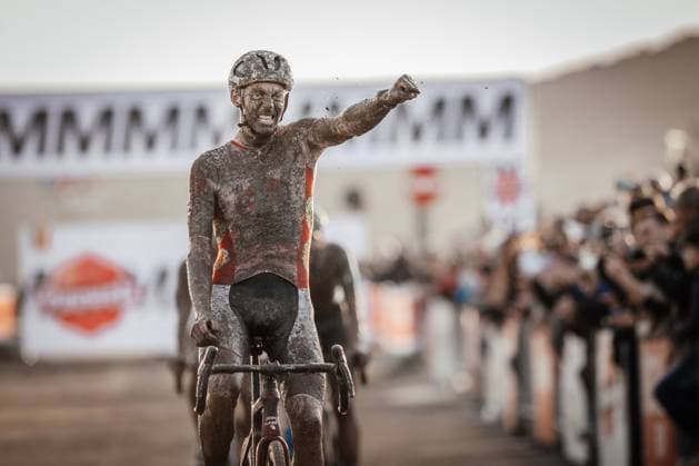 Belgian Michael Vanthourenhout celebrates as he crosses the finish line to win the men s elite race of the Cyclocross World Cup, in Terralba, Sardinia, Italy, Sunday 07 December 2025, stage 3 (out of 12) in the World Cup of the 2026-2027 season. DAVIDxPINTENS  x147202586x