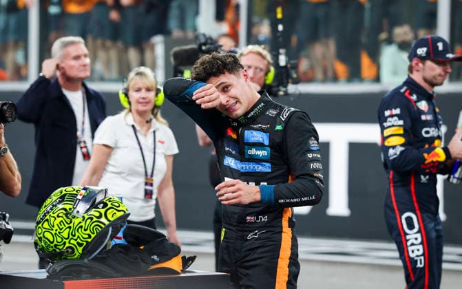 FORMULA ONE ABU DHABI GRAND PRIX 2025 Lando Norris 4 (GBR), McLaren MCL39 wins taking his helmet off during Race Day at the Formula One Etihad Airways Abu Dhabi Grand Prix 2025 at the Yas Marina Circuit, Yas Island, United Arab Emirates on 7 December 2025 Credit: Phil Duncan Every Second Media Editorial use only. All images are copyright Every Second Media Limited. No images may be reproduced without prior permission. Copyright: xIMAGO EveryxSecondxMediax ESM-1695-0042 PhilxDuncanx xEveryxSecondxMediax