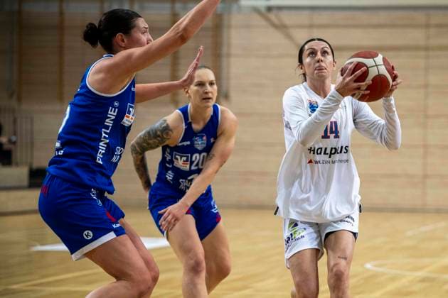 Toyota DBBL 2025 2026 Syntainics MBC vs BC Marburg Halle Saale, Germany 07 December 2025 Pictured from left Mia Heide Marburg , Lea Debeljak Marburg and Katelyn Shumate Halle Halle Saale swh Arena Sachsen Anhalt Germany