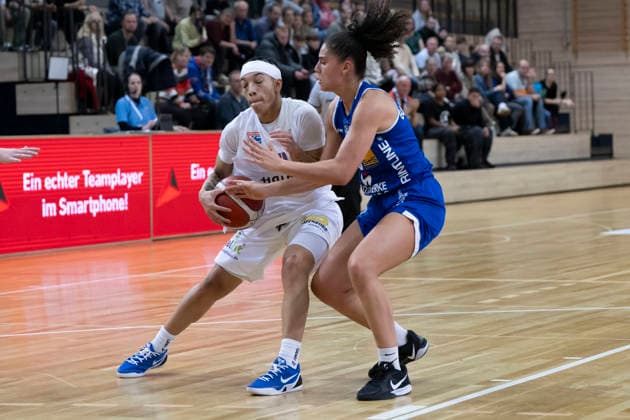 Toyota DBBL 2025 2026 Syntainics MBC vs BC Marburg Halle Saale, Germany 07 December 2025 Pictured from left Liz Smith Halle and Sara Guerreiro Marburg Halle Saale swh Arena Sachsen Anhalt Germany