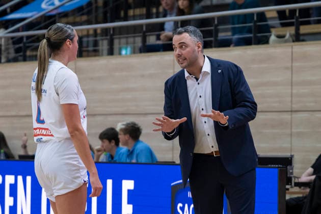 Toyota DBBL 2025 2026 Syntainics MBC vs BC Marburg Halle Saale, Germany 07 December 2025 In the picture from left Alexia Allesch Halle and coach Timur Topal Halle Halle Saale swh Arena Sachsen Anhalt Germany