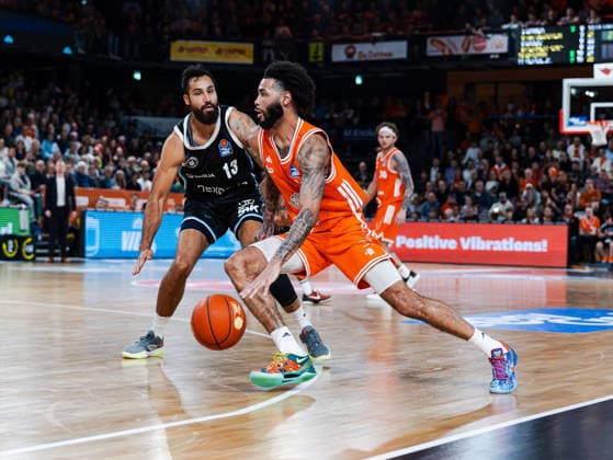Tevin Brown RASTA Vechta, 10 dribbling against Martin Breunig Veolia Towers Hamburg, 13 Rasta Vechta vs Veolia Towers Hamburg, Basketball, easyCredit Basketball Bundesliga, Matchday 9, Season 2025 2026, 07 12 2025 Rasta Vechta vs Veolia Towers Hamburg, Basketball, easyCredit Basketball Bundesliga, Matchday 9, Season 2025 2026, 07 12 2025 Vechta Copyright: xEibner-Pressefoto DamianxKruczynx EP_DKI