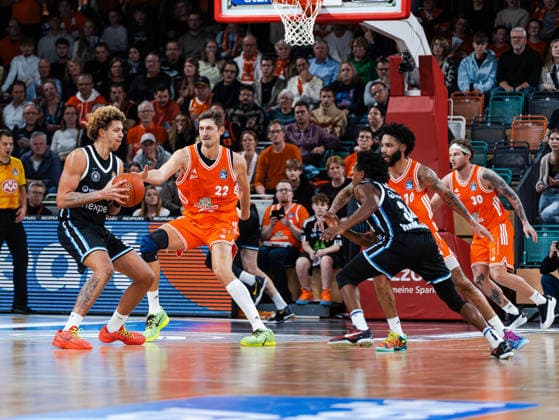 Tibor Pleiss RASTA Vechta, 22 tries to block Zacharie Perrin Veolia Towers Hamburg, 52 Rasta Vechta vs Veolia Towers Hamburg, Basketball, easyCredit Basketball Bundesliga, 9 Matchday, Season 2025 2026, 07 12 2025 Rasta Vechta vs Veolia Towers Hamburg, Basketball, easyCredit Basketball Bundesliga, 9 Matchday, Season 2025 2026, 07 12 2025 Vechta Copyright: xEibner-Pressefoto DamianxKruczynx EP_DKI