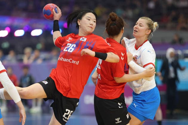 South Korea Czech Republic, IHF Womens Handball World Championship Bit na Woo South Korea, 26 , right Valerie Smetkova Czech Republic, 35 is blocked 3 main round match of the Womens Handball World Championship between South Korea and Czech Republic on December 7, 2025 at Westfalenhalle in Dortmund , Dortmund Nordrhein Westfalen Germany Westfalenhalle