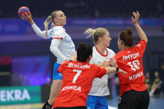 South Korea Czech Republic, IHF Womens Handball World Championship Valerie Smetkova Czech Republic, 35 comes to throw 3 main round match of the Womens Handball World Championship between South Korea and Czech Republic on December 7, 2025 at the Westfalenhalle in Dortmund , Dortmund Nordrhein Westfalen Germany Westfalenhalle