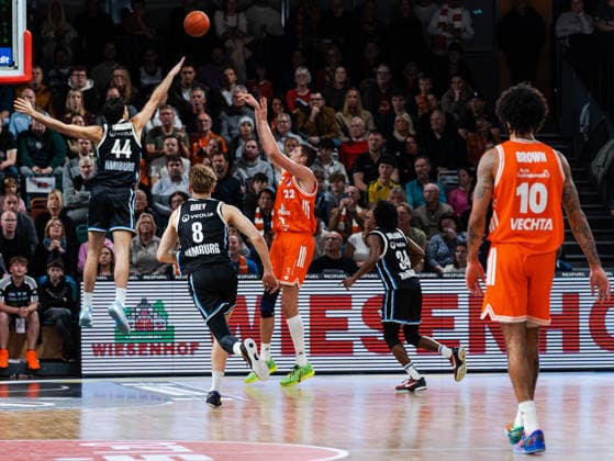 Tibor Pleiss RASTA Vechta, 22 with a throw to the basket Benedikt Turudic Veolia Towers Hamburg, 44 tries to block Rasta Vechta vs Veolia Towers Hamburg, Basketball, easyCredit Basketball Bundesliga, Matchday 9, Season 2025 2026, 07 12 2025 Rasta Vechta vs Veolia Towers Hamburg, Basketball, easyCredit Basketball Bundesliga, Matchday 9, Season 2025 2026, 07 12 2025 Vechta Copyright: xEibner-Pressefoto DamianxKruczynx EP_DKI