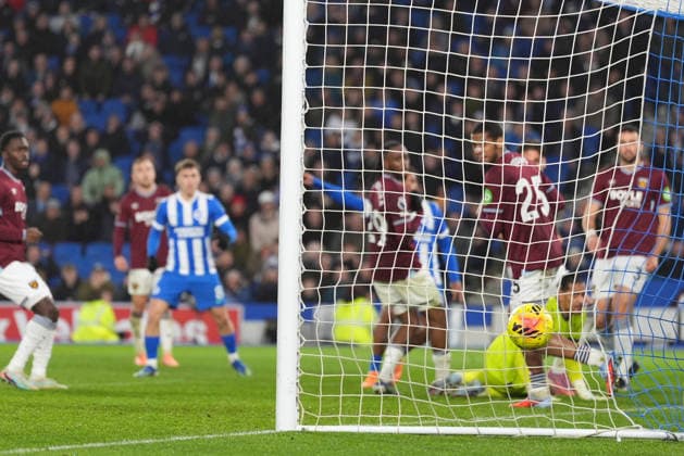 Brighton and Hove Albion v West Ham United, Premier League, Football, Amex Stadium, Brighton, UK - 07 Dec 2025 GOAL 1-1. Ball hits the back of the net after equaliser from Georginio Rutter of Brighton. Brighton Amex Stadium Brighton GBR, UK NEWSPAPERS OUT Copyright: xSeanxRyanx