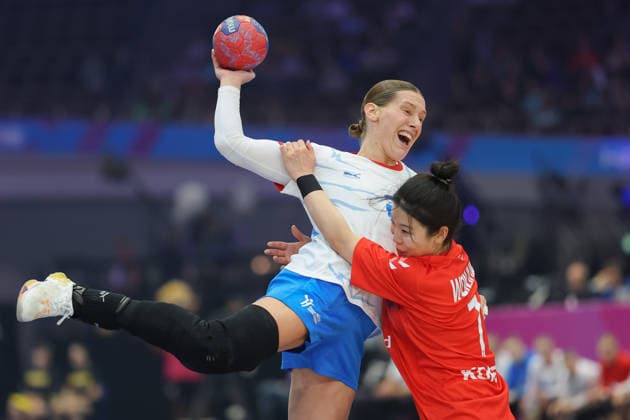 South Korea Czech Republic, IHF Womens Handball World Championship Eliska Desortova Czech Republic, 24 is stopped by Won Jung Lee South Korea, 7 3 Main Round Match of the Womens Handball World Championship between South Korea and Czech Republic on December 7, 2025 at Westfalenhalle in Dortmund , Dortmund Nordrhein Westfalen Germany Westfalenhalle