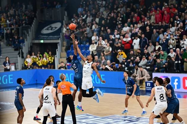 Jump ball with David NGuessan 1, Basketball Löwen Braunschweig and Osun Osunniyi 12, MLP Academics Heidelberg Samuell Williamson 10 MLP Academics Heidelberg at the jump ball Copyright: xMichaelxGelhardtx