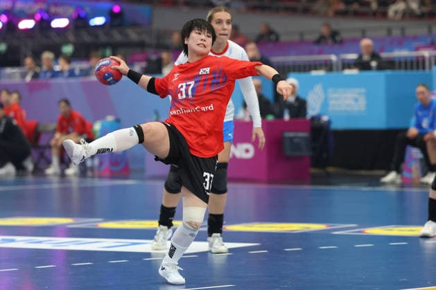 South Korea Czech Republic, IHF Womens Handball World Championship Min Seo Kim South Korea, 37 at the seven-meter 3 main round match of the Womens Handball World Championship between South Korea and Czech Republic on December 7, 2025 at the Westfalenhalle in Dortmund , Dortmund Nordrhein Westfalen Germany Westfalenhalle