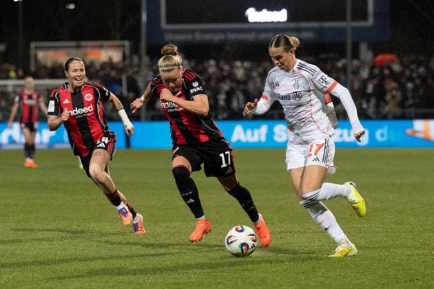07 12 2025, xhfmx, Soccer Google Pixel Women Bundesliga, Eintracht Frankfurt FC Bayern Pia Sophie Wolter Eintracht Frankfurt, 17 with Klara Bühl FC Bayern Munich, 17 in duel DFL DFB REGULATIONS PROHIBIT ANY USE OF PHOTOGRAPHS as IMAGE SEQUENCES and or QUASI VIDEO Frankfurt am Main