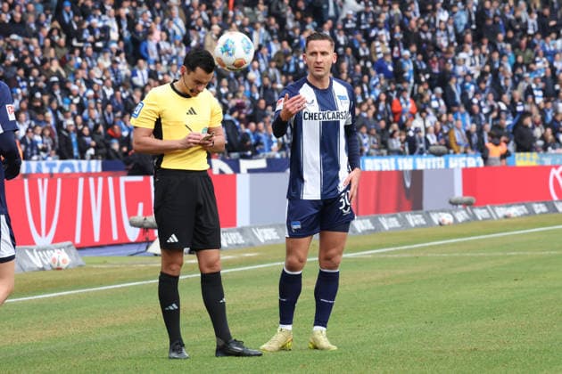 DEU, DFL, 2 FBL, Hertha BSC vs 1 FC Magdeburg, 07 12 2025, Berliner Olympiastadion, Berlin, DEU, DFL, 2 FBL, Hertha BSC vs 1 FC Magdeburg, im Bild Paul Seguin Hertha BSC Berlin 30 , Referee Konrad Oldhafer DFL regulations prohibit any use of Photographs as image sequences and or quasi video nordphotoxGmbHx xEngler nph00076