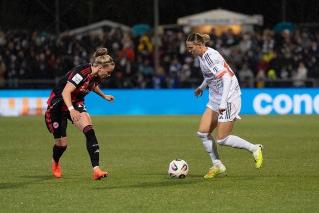 07 12 2025, xhfmx, Soccer Google Pixel Women Bundesliga, Eintracht Frankfurt FC Bayern Pia Sophie Wolter Eintracht Frankfurt, 17 with Klara Bühl FC Bayern Munich, 17 in duel DFL DFB REGULATIONS PROHIBIT ANY USE OF PHOTOGRAPHS as IMAGE SEQUENCES and or QUASI VIDEO Frankfurt am Main