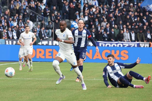 DEU, DFL, 2 FBL, Hertha BSC vs 1 FC Magdeburg, 07 12 2025, Berliner Olympiastadion, Berlin, DEU, DFL, 2 FBL, Hertha BSC vs 1 FC Magdeburg, im Bild Fabian Reese Hertha BSC Berlin 11 , Dawid Kownacki Hertha BSC Berlin 9 , Silas Gnaka 1 FC Magdeburg 25 DFL regulations prohibit any use of Photographs as image sequences and or quasi video nordphotoxGmbHx xEngler nph00076