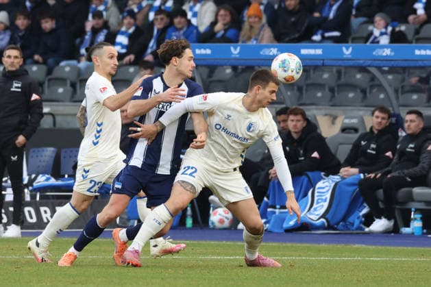 DEU, DFL, 2 FBL, Hertha BSC vs 1 FC Magdeburg, 07 12 2025, Berliner Olympiastadion, Berlin, DEU, DFL, 2 FBL, Hertha BSC vs 1 FC Magdeburg, in the picture Linus Gechter Hertha BSC Berlin 44 , Mateusz Zukowski 1 FC Magdeburg 22 Baris Atik 1 FC Magdeburg 23 DFL regulations prohibit any use of Photographs as image sequences and or quasi video nordphotoxGmbHx xEngler nph00076