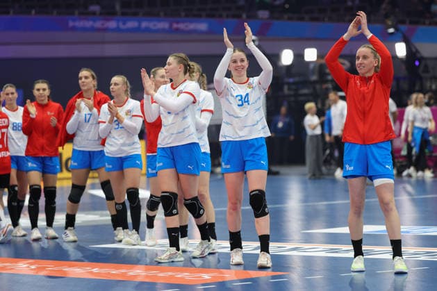 South Korea Czech Republic, IHF Womens Handball World Championship Julie Frankova Czech Republic, 34 and her teammates thank the audience 3 Main Round match of the Womens Handball World Championship between South Korea and Czech Republic on December 7, 2025 at Westfalenhalle in Dortmund , Dortmund Nordrhein Westfalen Germany Westfalenhalle