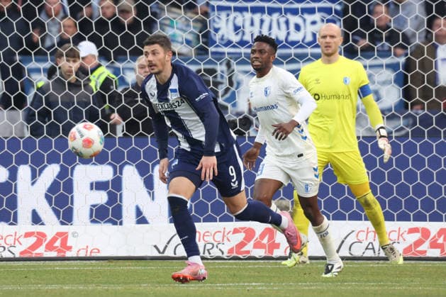 DEU, DFL, 2 FBL, Hertha BSC vs 1 FC Magdeburg, 07 12 2025, Berliner Olympiastadion, Berlin, DEU, DFL, 2 FBL, Hertha BSC vs 1 FC Magdeburg, im Bild Dawid Kownacki Hertha BSC Berlin 9 , Maximilian Breunig 1 FC Magdeburg 9 , Dominik Reimann 1 FC Magdeburg 1 DFL regulations prohibit any use of Photographs as image sequences and or quasi video nordphotoxGmbHx xEngler nph00076
