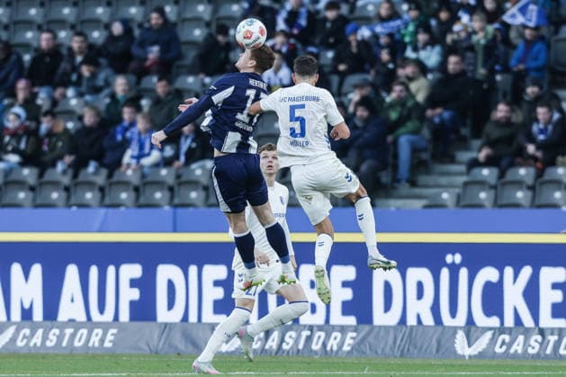 Sport, Football, 2 Bundesliga Season 2025 2026 15 Matchday Hertha BSC Berlin 1 FC Magdeburg 07 12 2025, Olympiastadion Berlin Sebastian Gronning Andersen Hertha BSC Berlin, 17 Tobias Müller 1 FC Magdeburg, 5 Berlin Olympiastadion Berlin Berlin Germany