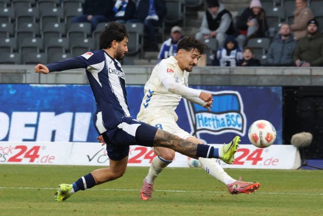 DEU, DFL, 2 FBL, Hertha BSC vs 1 FC Magdeburg, 07 12 2025, Berliner Olympiastadion, Berlin, DEU, DFL, 2 FBL, Hertha BSC vs 1 FC Magdeburg, im Bild Kevin Sessa Hertha BSC Berlin 8 , Laurin Ulrich 1 FC Magdeburg 8 DFL regulations prohibit any use of Photographs as image sequences and or quasi video nordphotoxGmbHx xEngler nph00076