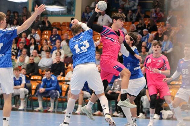 07 12 2025 Handball Men 2025 2026 2 Bundesliga 14 Matchday Dessau Roßlauer HV 06 TSV Bayer Dormagen 1920 Anhalt Arena Dessau Luca Krist Dormagen, 2, pink at goal throw He is prevented from scoring by Valentin Neagu Dessau, 13, blue and Jakub Powarzynski Dessau, 14, blue Dessau Roßlau Saxony Anhalt Germany