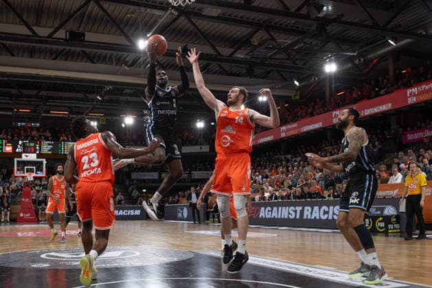 GER, Basketball, easy Credit BBL, Rasta Vechta vs Veolia Towers Hamburg 07 12 2025, Rasta Dome, Vechta, GER, easy Credit BBL, Rasta Vechta vs Veolia Towers Hamburg , pictured Osaro RICH Veolia Towers Hamburg 3 Malcolm DANDRIDGE Rasta Vechta 23 Philipp KERKENHOFF Rasta Vechta 14 Martin BREUNING Veolia Towers Hamburg 13 nordphotoxgmbhx xRojahn nph00310