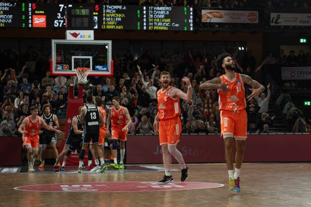 GER, Basketball, easy Credit BBL, Rasta Vechta vs Veolia Towers Hamburg 07 12 2025, Rasta Dome, Vechta, GER, easy Credit BBL, Rasta Vechta vs Veolia Towers Hamburg , in the picture successful three-pointer Tevin BROWN Rasta Vechta 10 nordphotoxgmbhx xRojahn nph00310