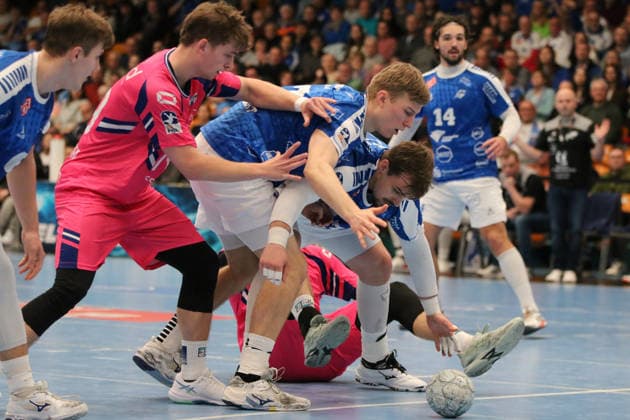 07 12 2025 Handball Men 2025 2026 2 Bundesliga 14 Matchday Dessau Roßlauer HV 06 TSV Bayer Dormagen 1920 Anhalt Arena Dessau Luka Baumgart Dessau, 17, blue, center , Marcel Nowak Dessau, 15, blue, right and Finn Schroven Dormagen, 19, pink, left try to reach a held ball Dessau Roßlau Sachsen Anhalt Germany