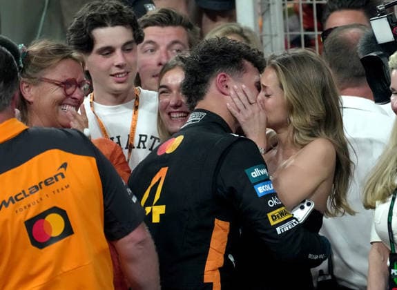 Formula 1 Etihad Airways Abu Dhabi Grand Prix 2025 07 12 2025, Yas Marina Circuit, Abu Dhabi, Formula 1 Etihad Airways Abu Dhabi Grand Prix 2025 , pictured The new Formula 1 World Champion 2025, Lando Norris GBR , McLaren F1 Team kisses his girlfriend Margarida Corceiro nordphotoxGmbHx xBratic nph00250