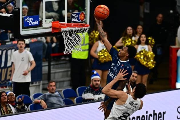 Game action with Michael Weathers 20 MLP Academics Heidelberg and Joshua Obiesie 8 Basketball Löwen Braunschweig Michael Weathers 20 MLP Academics Heidelberg with a throw to the basket Copyright: xMichaelxGelhardtx