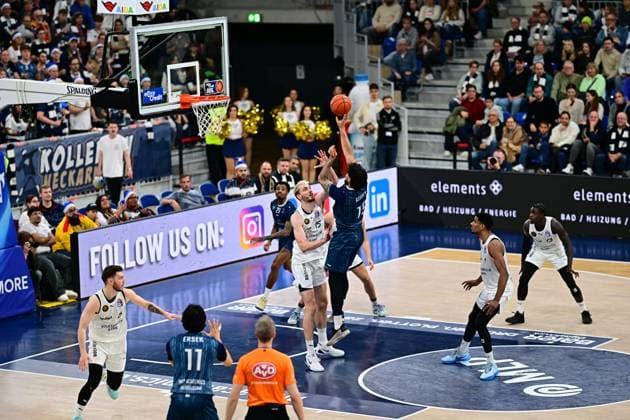 Michael Weathers 20 MLP Academics Heidelberg with the ball, while Barra Njie 13 Basketball Lions Braunschweig and Ferdinand Zylka 6 Basketball Lions Braunschweig defend Michael Weathers 20 MLP Academics Heidelberg with a shot attempt Copyright: xMichaelxGelhardtx