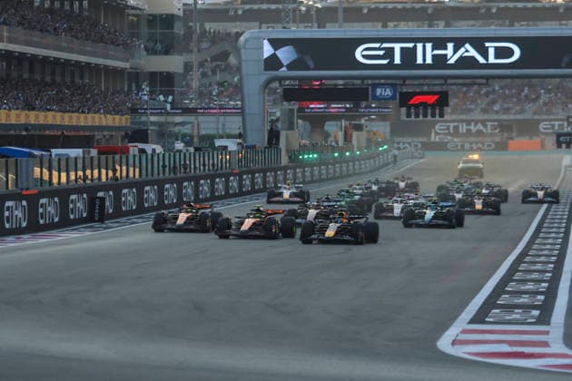 Formula1; Round24; Abu Dhabi Grand Prix; United Arab Emirates Max Verstappen (NED) - Oracle Red Bull Racing - RB21 leading the race at race startduring Formula1 Etihad Abu Dhabi Grand Prix on december 8., 2025 in Yas Marina Circuit, United Arab Emirates Zsombor Toth Abu dhabi Yas Marina Circuit United Arab Emirates