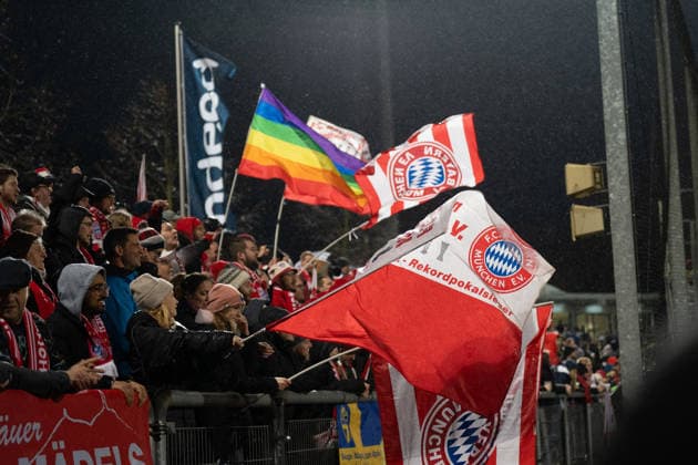 07 12 2025, xhfmx, Soccer Google Pixel Women Bundesliga, Eintracht Frankfurt FC Bayern Bayern Munich Fans in Frankfurt DFL DFB REGULATIONS PROHIBIT ANY USE OF PHOTOGRAPHS as IMAGE SEQUENCES and or QUASI VIDEO Frankfurt am Main