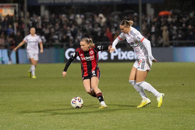 07 12 2025, xhfmx, Soccer Google Pixel Women Bundesliga, Eintracht Frankfurt FC Bayern Elisa Senß Eintracht Frankfurt, 6 and Klara Bühl FC Bayern Munich, 17 in duel DFL DFB REGULATIONS PROHIBIT ANY USE OF PHOTOGRAPHS as IMAGE SEQUENCES and or QUASI VIDEO Frankfurt am Main