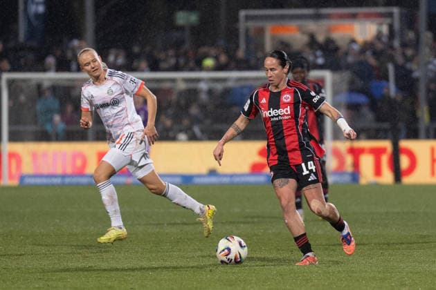 07 12 2025, xhfmx, Soccer Google Pixel Women Bundesliga, Eintracht Frankfurt FC Bayern Pernille Harder FC Bayern Munich, 21 and GÃ raldine Reuteler Eintracht Frankfurt, 14 in the running duel DFL DFB REGULATIONS PROHIBIT ANY USE OF PHOTOGRAPHS as IMAGE SEQUENCES and or QUASI VIDEO Frankfurt am Main