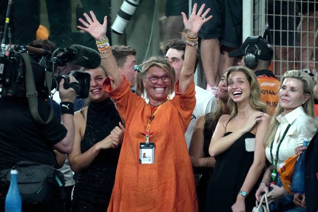 Formula 1 Etihad Airways Abu Dhabi Grand Prix 2025 07 12 2025, Yas Marina Circuit, Abu Dhabi, Formula 1 Etihad Airways Abu Dhabi Grand Prix 2025 , pictured mother Cisca Wauman celebrates Lando Norris GBRs world championship title with girlfriend Margarida Corceiro , McLaren F1 Team nordphotoxGmbHx xBratic nph00250