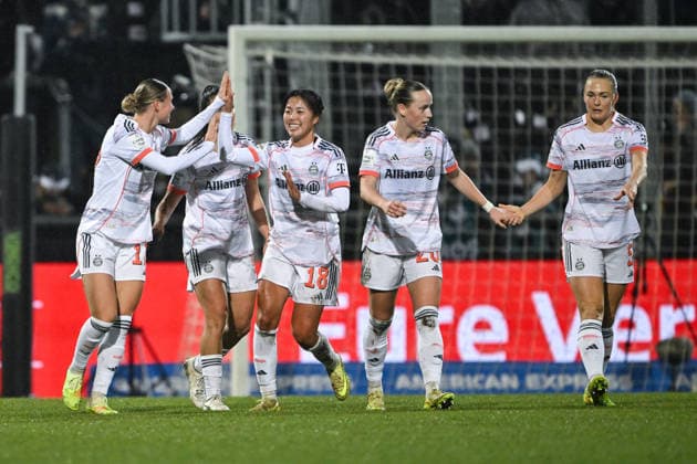Klara Bühl FC Bayern Muenchen Women, 17 and team cheer the goal to 0 1, GER, Eintracht Frankfurt vs FC Bayern Muenchen, Football, Google Pixel Women Bundesliga, Matchday 12, Season 2025 2026, 07 12 2025 DFB REGULATES PROHIBIT ANY USE OF PHOTOGRAPHS AS IMAGE SEQUENCES AND OR QUASI VIDEO GER, Eintracht Frankfurt vs FC Bayern Muenchen, Football, Google Pixel Womens Bundesliga, Matchday 12, Season 2025 2026, 07 12 2025 Frankfurt am Main Copyright: xEibner-Pressefoto FlorianxWiegandx EP_FWD
