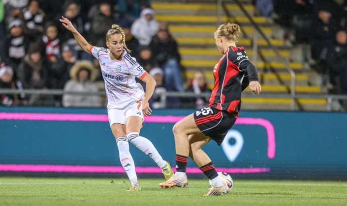 GER, Frankfurt, Eintracht Frankfurt vs FC Bayern Munich, Google Pixel Bundesliga, Football, DFB, Season 2025 2026, Stadion am Brentanobad, 12 Matchday in picture f l Giulia Gwinn Bayern Munich 7 , Jella Veit Eintracht Frankfurt 25 DFB DFL REGULATIONS PROHIBIT ANY USE OF PHOTOGRAPHS AS IMAGE SEQUENCES AND OR QUASI VIDEO, 07 12 2026 Copyright: HMBxMedia HendrikxHamelau