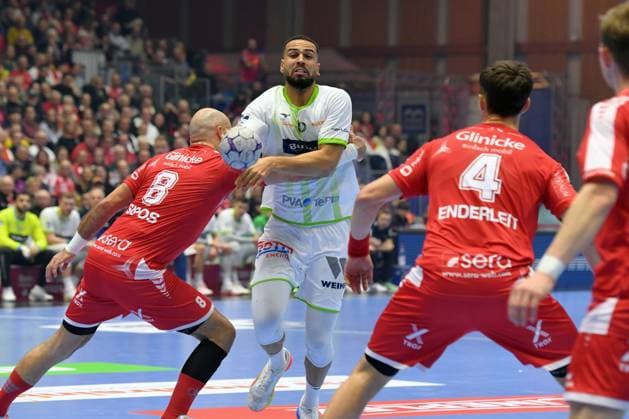 Philipp Ahouansou HSG Wetzlar 19 on the ball , Adrian Sipos MT Melsungen 8 , Nikolaj Enderleit MT Melsungen 4 , GER, MT Melsungen HSG Wetzlar, Handball, 1 Bundesliga, 15 Matchday, Season 2025 2026, 07 12 2025, GER, MT Melsungen HSG Wetzlar, Handball, 1 Bundesliga, 15 Matchday, Season 2025 2026, 07 12 2025 Kassel Copyright: xEibner-Pressefotox xRolandxSippelx EP_RSL