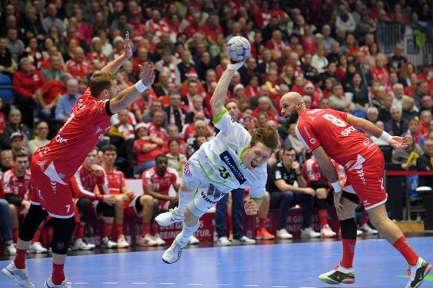 Justin Mueller HSG Wetzlar 25 on the throw , Uladsislau Kulesch MT Melsungen 20 L , Adrian Sipos MT Melsungen 8 , GER, MT Melsungen HSG Wetzlar, Handball, 1 Bundesliga, 15 Matchday, Season 2025 2026, 07 12 2025, GER, MT Melsungen HSG Wetzlar, Handball, 1 Bundesliga, 15 Matchday, Season 2025 2026, 07 12 2025 Kassel Copyright: xEibner-Pressefotox xRolandxSippelx EP_RSL