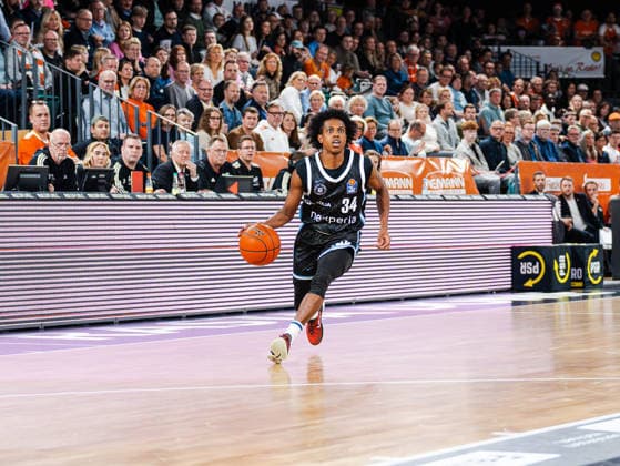 Ross Williams Veolia Towers Hamburg, 34 with an attack Rasta Vechta vs Veolia Towers Hamburg, Basketball, easyCredit Basketball Bundesliga, 9 Matchday, Season 2025 2026, 07 12 2025 Rasta Vechta vs Veolia Towers Hamburg, Basketball, easyCredit Basketball Bundesliga, 9 Matchday, Season 2025 2026, 07 12 2025 Vechta Copyright: xEibner-Pressefoto DamianxKruczynx EP_DKI