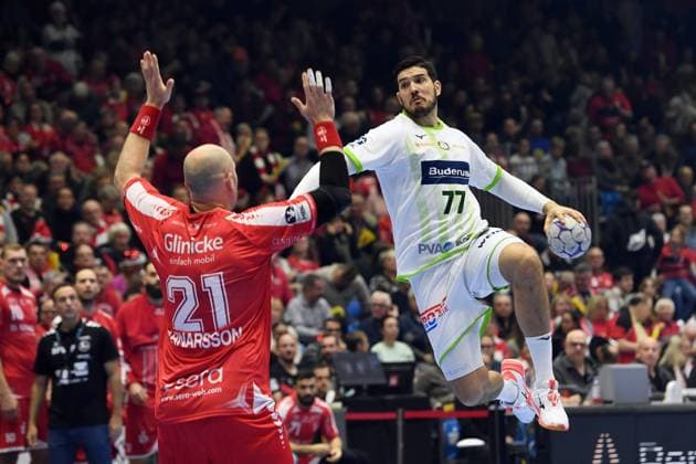 Stefan Cavor HSG Wetzlar 77 on the ball , Arnar Freyr Arnarsson MT Melsungen 21 , GER, MT Melsungen HSG Wetzlar, Handball, 1 Bundesliga, 15 Matchday, Season 2025 2026, 07 12 2025, GER, MT Melsungen HSG Wetzlar, Handball, 1 Bundesliga, 15 Matchday, Season 2025 2026, 07 12 2025 Kassel Copyright: xEibner-Pressefotox xRolandxSippelx EP_RSL