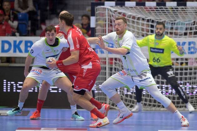 Nikolaj Enderleit MT Melsungen 4 on the ball , Josip Simic HSG Wetzlar 10 L , Nikola Grahovac HSG Wetzlar 2 , Karim Hendawy Goalkeeper HSG Wetzlar 66 R , GER, MT Melsungen HSG Wetzlar, Handball, 1 Bundesliga, 15 Matchday, Season 2025 2026, 07 12 2025, GER, MT Melsungen HSG Wetzlar, Handball, 1 Bundesliga, 15 Matchday, Season 2025 2026, 07 12 2025 Kassel Copyright: xEibner-Pressefotox xRolandxSippelx EP_RSL