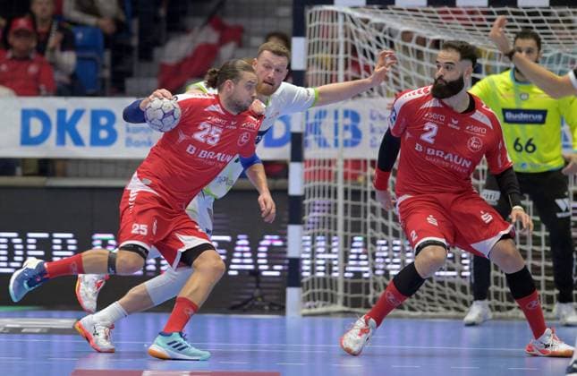 Olle Forsell Schefvert MT Melsungen 25 on the ball , Nikola Grahovac HSG Wetzlar 2 , GER, MT Melsungen HSG Wetzlar, Handball, 1 Bundesliga, 15 Matchday, Season 2025 2026, 07 12 2025, GER, MT Melsungen HSG Wetzlar, Handball, 1 Bundesliga, 15 Matchday, Season 2025 2026, 07 12 2025 Kassel Copyright: xEibner-Pressefotox xRolandxSippelx EP_RSL