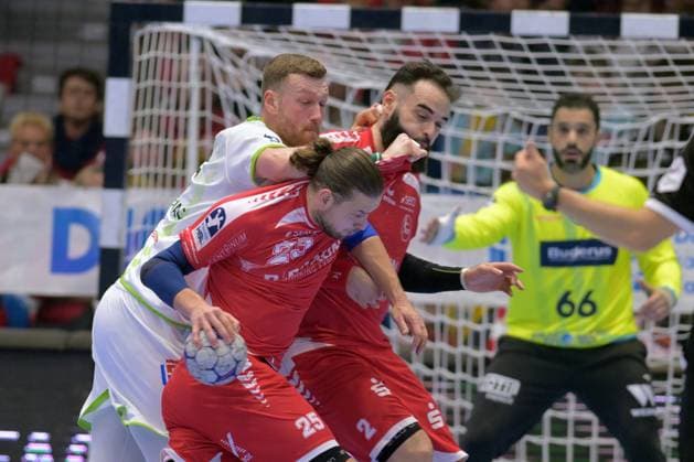 Olle Forsell Schefvert MT Melsungen 25 on the ball , Nikola Grahovac HSG Wetzlar 2 , Ruben Marchan MT Melsungen 2 , GER, MT Melsungen HSG Wetzlar, Handball, 1 Bundesliga, 15 Matchday, Season 2025 2026, 07 12 2025, GER, MT Melsungen HSG Wetzlar, Handball, 1 Bundesliga, 15 Matchday, Season 2025 2026, 07 12 2025 Kassel Copyright: xEibner-Pressefotox xRolandxSippelx EP_RSL