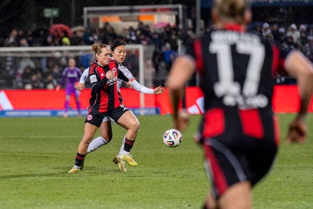 Match scene, duel, v l Lisanne Graewe Eintracht Frankfurt, 08 , Momoko Tanikawa FC Bayern Muenchen, 18 , GER, Eintracht Frankfurt vs FC Bayern Muenchen, Football, Google Pixel Womens Bundesliga, Matchday 12, Season 2025 2026, 07 12 2025, DFB REGULATES PROHIBIT ANY USE OF PHOTOGRAPHS AS IMAGE SEQUENCES AND OR QUASI VIDEO, GER, Eintracht Frankfurt vs FC Bayern Muenchen, Football, Google Pixel Womens Bundesliga, Matchday 12, Season 2025 2026, 07 12 2025 Frankfurt am Main Copyright: xEibner-Pressefoto Jan-NiclasxGrox EP_JGG