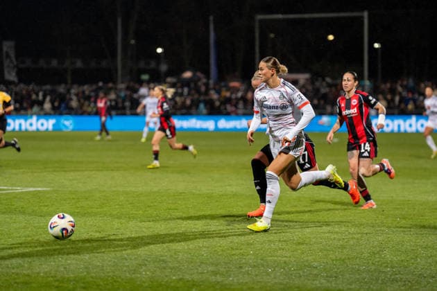 Game scene, dribbling, offensive action, f l Klara Buehl FC Bayern Muenchen, 17 , Pia Sophie Wolter Eintracht Frankfurt, 17 , GER, Eintracht Frankfurt vs FC Bayern Muenchen, Football, Google Pixel Womens Bundesliga, Matchday 12, Season 2025 2026, 07 12 2025, DFB REGULATES PROHIBIT ANY USE OF PHOTOGRAPHS AS IMAGE SEQUENCES AND OR QUASI VIDEO, GER, Eintracht Frankfurt vs FC Bayern Muenchen, Football, Google Pixel Womens Bundesliga, Matchday 12, Season 2025 2026, 07 12 2025 Frankfurt am Main Copyright: xEibner-Pressefoto Jan-NiclasxGrox EP_JGG