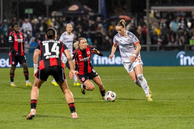 Match scene, duel, v l Elisa Senss Eintracht Frankfurt, 06 , Franziska Kett FC Bayern Muenchen, 20 , GER, Eintracht Frankfurt vs FC Bayern Muenchen, Football, Google Pixel Womens Bundesliga, Matchday 12, Season 2025 2026, 07 12 2025, DFB REGULATES PROHIBIT ANY USE OF PHOTOGRAPHS AS IMAGE SEQUENCES AND OR QUASI VIDEO, GER, Eintracht Frankfurt vs FC Bayern Muenchen, Football, Google Pixel Womens Bundesliga, Matchday 12, Season 2025 2026, 07 12 2025 Frankfurt am Main Copyright: xEibner-Pressefoto Jan-NiclasxGrox EP_JGG
