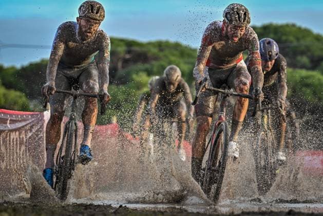 Dutch Joris Nieuwenhuis and Belgian Michael Vanthourenhout pictured in action during the men s elite race of the Cyclocross World Cup, in Terralba, Sardinia, Italy, Sunday 07 December 2025, stage 3 (out of 12) in the World Cup of the 2026-2027 season. DAVIDxPINTENS  x147209627x