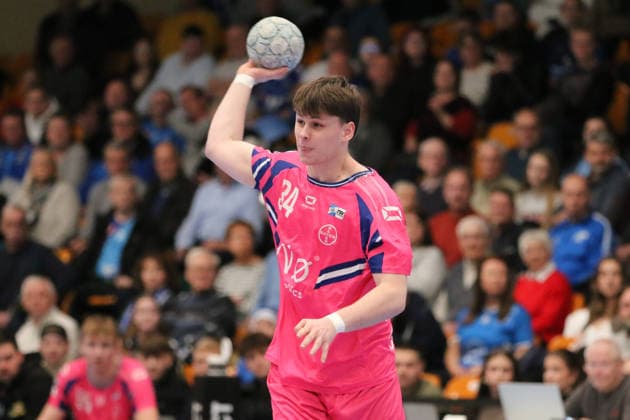 07 12 2025 Handball Men 2025 2026 2 Bundesliga 14 Matchday Dessau Roßlauer HV 06 TSV Bayer Dormagen 1920 Anhalt Arena Dessau Max Schmidt Dormagen, 34, pink on the ball Dessau Roßlau Saxony Anhalt Germany